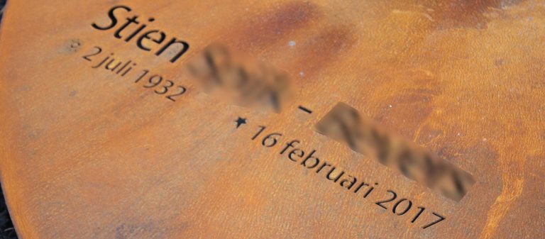 Home Geroest grafmonument met natuurlijke cortenstalen uitstraling en warme kleur