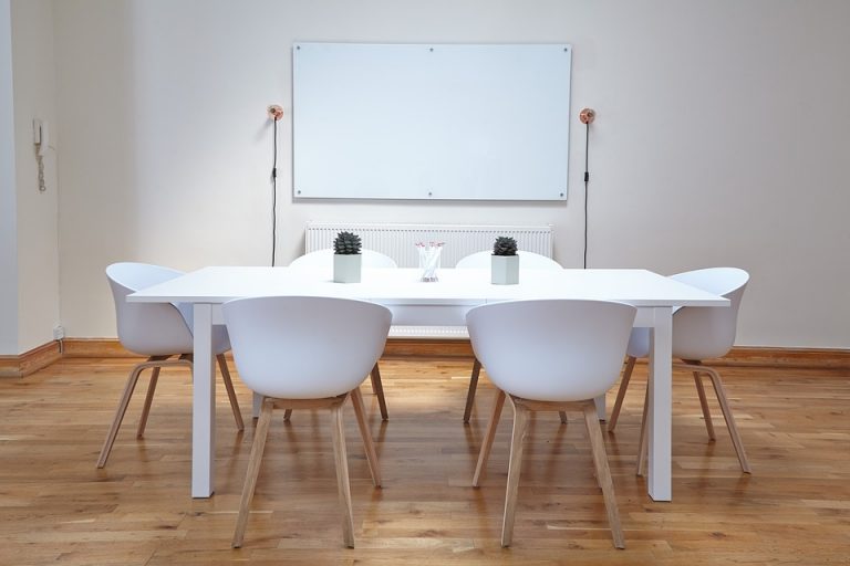 Home Moderne stoelen met beschermende dopjes op de vloer - onderdeel van het moderniseren van een oud huis