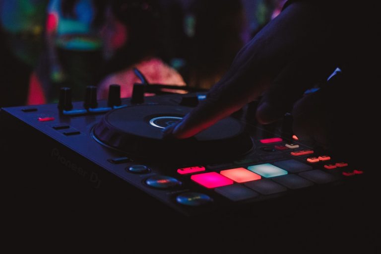 Home Nick van de Wall, bekend als Afrojack, Nederlandse DJ en producent met afrokapsel