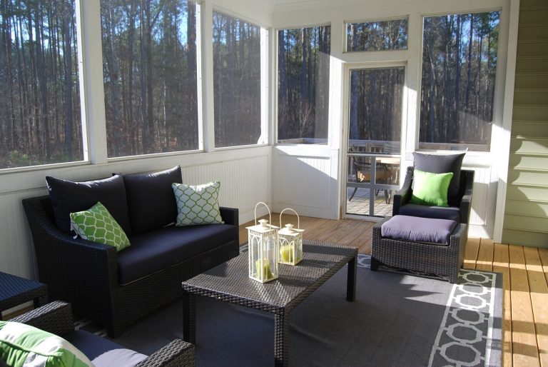 Home Moderne aluminium veranda aan achtergevel met glazen wanden en uitzicht op tuin