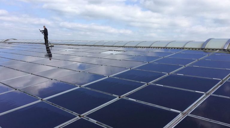 Home Zonnepanelen laten kuisen voor beter rendement en langere levensduur van uw zonne-installatie