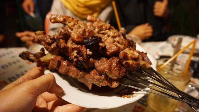 BBQ-trends van het seizoen met gegrilde groenten, vis en vlees op de barbecue